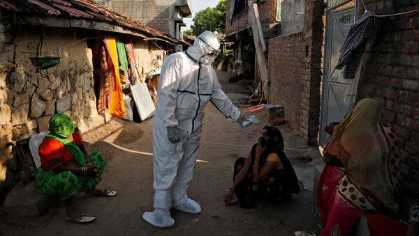 Пандемия коронавируса COVID-19. Медицинские работники в защитной одежде проводят термоскрининг жителей бедных районов Индии - Sputnik International