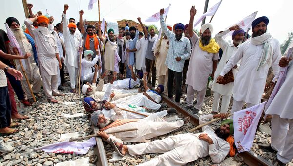 Farmers shout slogans as they block a railway track during a protest against farm bills passed by India's parliament, in Devi Dasspura village on the outskirts of Amritsar, India, September 24, 2020 - Sputnik International