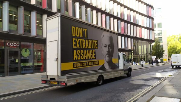 Van with sign against extradition of Julian Assange 24 September 2020 - Sputnik International