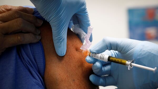 A volunteer is injected with a vaccine as he participates in a coronavirus disease (COVID-19) vaccination study at the Research Centers of America, in Hollywood, Florida, 24 September 2020 - Sputnik International