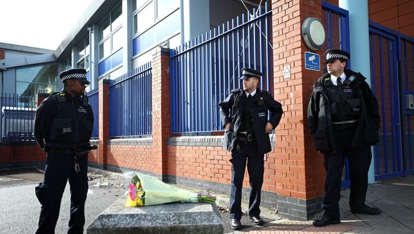 Officers standing outside Croydon police station - Sputnik International