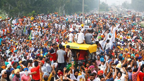 Farmers gesture as they block a national highway during a protest against farm bills passed by India's parliament, in Shambhu in the northern state of Punjab, India, September 25, 2020 - Sputnik International