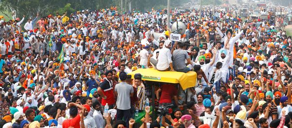 Farmers gesture as they block a national highway during a protest against farm bills passed by India's parliament, in Shambhu in the northern state of Punjab, India, September 25, 2020 - Sputnik International