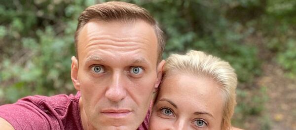 Russian opposition politician Alexei Navalny and his wife Yulia Navalnaya pose for a picture in an unknown location, in this undated image obtained from social media September 25, 2020. Russian opposition politician Alexei Navalny and his wife Yulia Navalnaya pose for a picture in an unknown location, in this undated image obtained from social media September 25, 2020. - Sputnik International