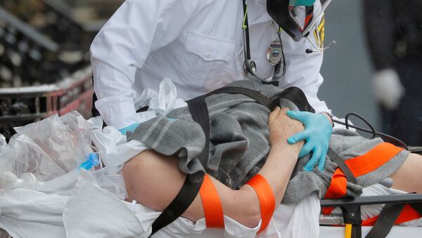 Boston EMS medics work to resuscitate a patient on the way to the ambulance amid the coronavirus disease (COVID-19) outbreak in Boston, Massachusetts, U.S., April 27, 2020. - Sputnik International