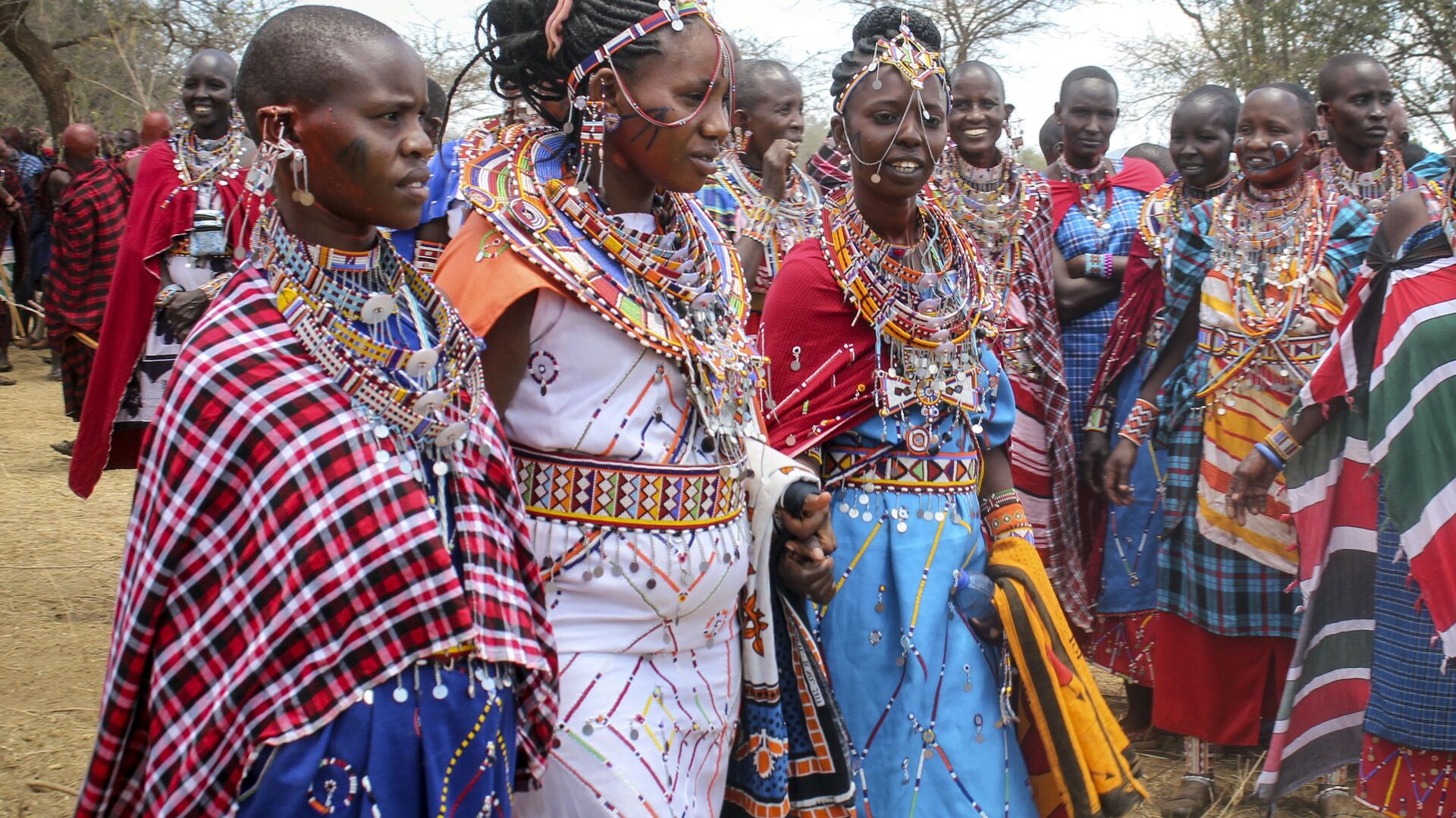 Женщины племени масаи во время ритуала посвящения младших воинов в городе Каджиадо - Sputnik International, 1920, 17.05.2022