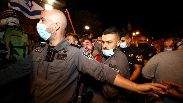 Police detain a protestor during a protest against Israeli Prime Minister Benjamin Netanyahu's alleged corruption and economic hardship stemming from lockdown, after Israel entered a second nationwide lockdown amid a resurgence in the new coronavirus disease (COVID-19) cases, in Jerusalem, September 26, 2020.  - Sputnik International