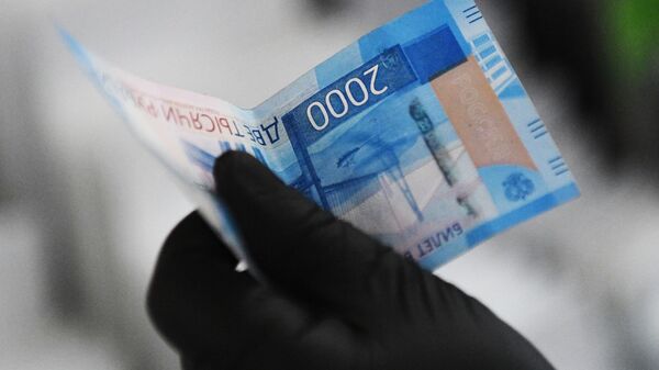 A buyer holds a 2,000-ruble note - Sputnik International