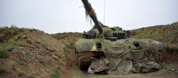 A T-64 tank of the Nagorno-Karabakh Defense Army on the first line of defense. - Sputnik International