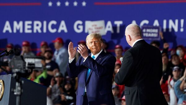 U.S. President Donald Trump applauds Pat Yoes, President of the Pennsylvania Lodge of the Fraternal Order of Police during a campaign event at the Harrisburg International Airport in Middletown, Pennsylvania, U.S., September 26, 2020 - Sputnik International