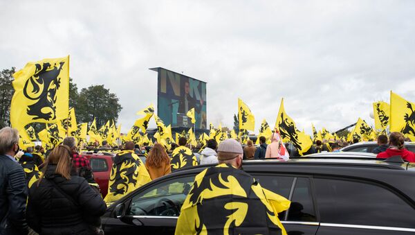 Flemish Interest activists gather around a bus during a rally in Brussels, Belgium, 27 September 2020 - Sputnik International
