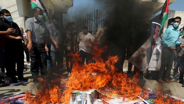Palestinians burn pictures depicting Abu Dhabi Crown Prince Mohammed bin Zayed al-Nahyan, Israeli Prime Minister Benjamin Netanyahu and U.S. President Donald Trump during a protest against the United Arab Emirates and Bahrain's deal with Israel to normalise relations, in Gaza City September 15, 2020.  - Sputnik International