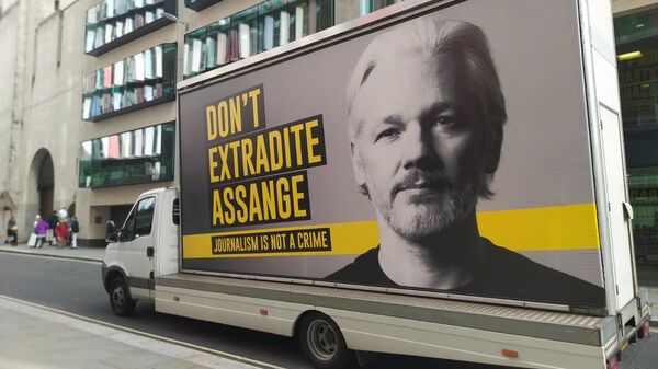 Van with banner on it saying Don't Extradite Assange - Journalism is Not a Crime passes by Old Bailey on 28 September 2020 - Sputnik International