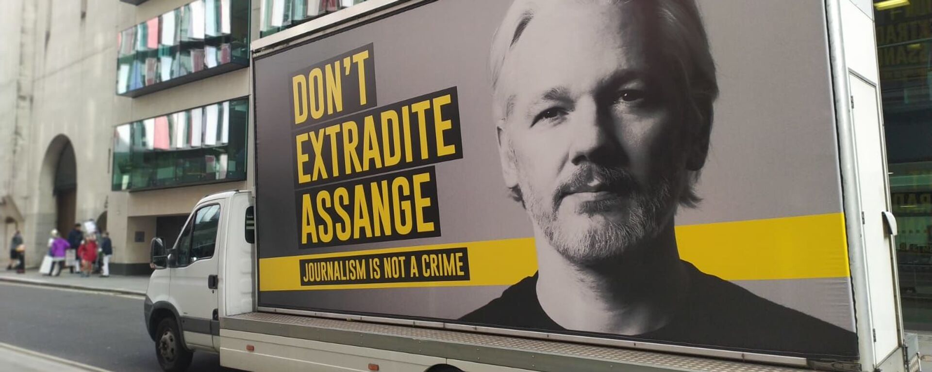 Van with banner on it saying Don't Extradite Assange - Journalism is Not a Crime passes by Old Bailey on 28 September 2020 - Sputnik International, 1920, 20.02.2024