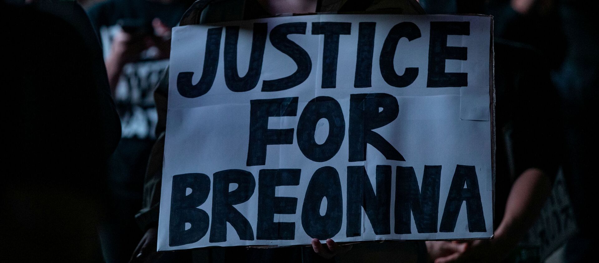 A woman holds a sign during the march for Breonna Taylor - Sputnik International, 1920, 29.09.2020