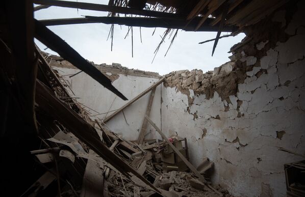 Destruction and Shrapnel in Nagorno Karabakh After Large-Scale Hostilities in the Region - Sputnik International