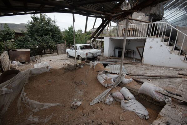 Destruction and Shrapnel in Nagorno Karabakh After Large-Scale Hostilities in the Region - Sputnik International