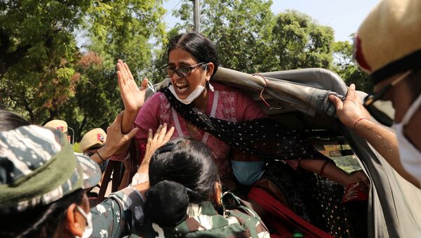 A demonstrator is detained by police during a protest after the death of a rape victim, in front of Uttar Pradesh state bhawan (building) in New Delhi, India, September 30, 2020 - Sputnik International