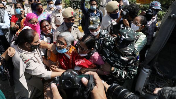 Demonstrators are detained by police during a protest after the death of a rape victim, in front of Uttar Pradesh state bhawan (building) in New Delhi, India, September 30, 2020 - Sputnik International