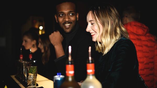 People having a drink at a bar - Sputnik International
