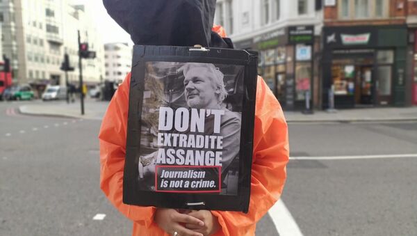 Gitmo detainee prisoner protest with sign - Sputnik International
