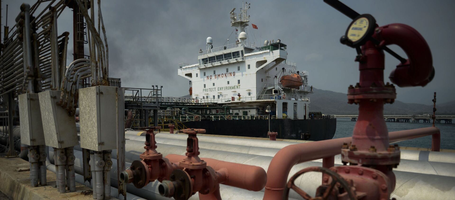 The Iranian-flagged oil tanker Fortune is docked at the El Palito refinery after its arrival to Puerto Cabello in the northern state of Carabobo, Venezuela, on May 25, 2020 - Sputnik International, 1920, 04.10.2020
