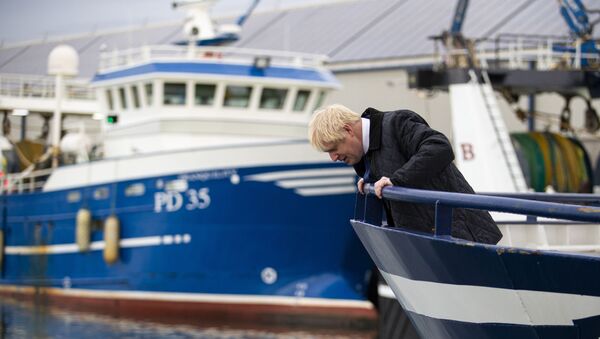 Boris Johnson looks over the side of a trawler in the Scottish fishing port of Peterhead - Sputnik International