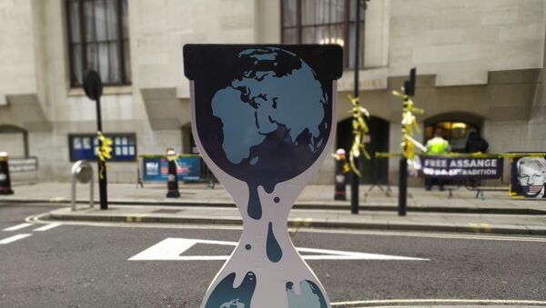 WikiLeaks logo outside Old Bailey 1 October 2020 on the 14th anniversary of the registration of the domain name - Sputnik International