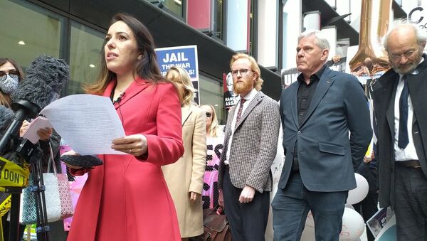 Stella Morris, fiancée of Julian Assange, addresses crowd outside the Old Bailey on 1 October 2020 - Sputnik International