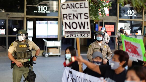 Tenants and housing rights activists protest for a halting of rent payments and mortgage debt as sheriff's deputies block the entrance to the courthouse, during the coronavirus disease (COVID-19) outbreak, in Los Angeles, California, U.S., October 1, 2020. - Sputnik International