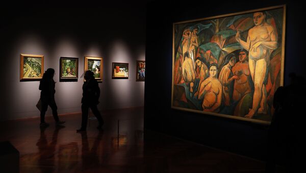 Journalists walk past a painting by Andre Derain, left, during the El Paris de Modigliani y sus ContemporÃ¡neos or The Paris of Modigliani and his contemporaries exhibit at the Palacio de Bellas Artes in Mexico City, Monday, Sept. 7, 2020. - Sputnik International