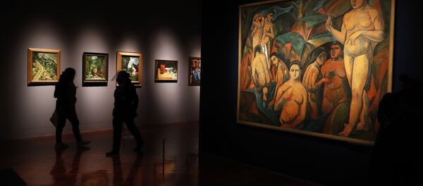 Journalists walk past a painting by Andre Derain, left, during the El Paris de Modigliani y sus Contemporáneos or The Paris of Modigliani and his contemporaries exhibit at the Palacio de Bellas Artes in Mexico City, Monday, Sept. 7, 2020. Journalists walk past a painting by Andre Derain, left, during the El Paris de Modigliani y sus Contemporáneos or The Paris of Modigliani and his contemporaries exhibit at the Palacio de Bellas Artes in Mexico City, Monday, Sept. 7, 2020. - Sputnik International