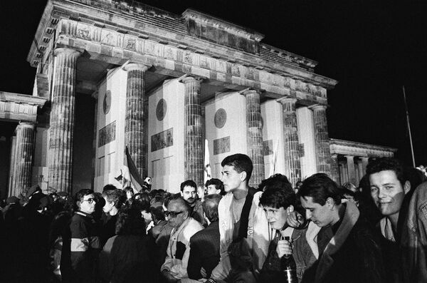 West’s Triumphalism After German Reunification Was 'Serious Mistake', Bundestag Lawmaker Says - Sputnik International