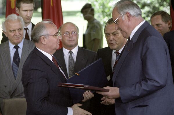 Soviet leader Mikhail Gorbachev with FRG Chancellor Helmut Kohl, 1989. - Sputnik International