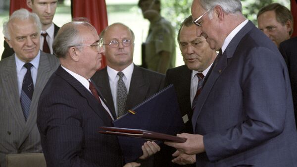 Soviet leader Mikhail Gorbachev with FRG Chancellor Helmut Kohl, 1989. - Sputnik International