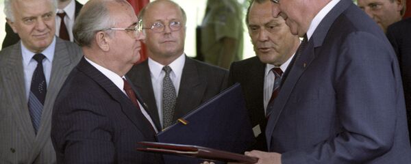 Soviet leader Mikhail Gorbachev with FRG Chancellor Helmut Kohl, 1989. Soviet leader Mikhail Gorbachev with FRG Chancellor Helmut Kohl, 1989. - Sputnik International