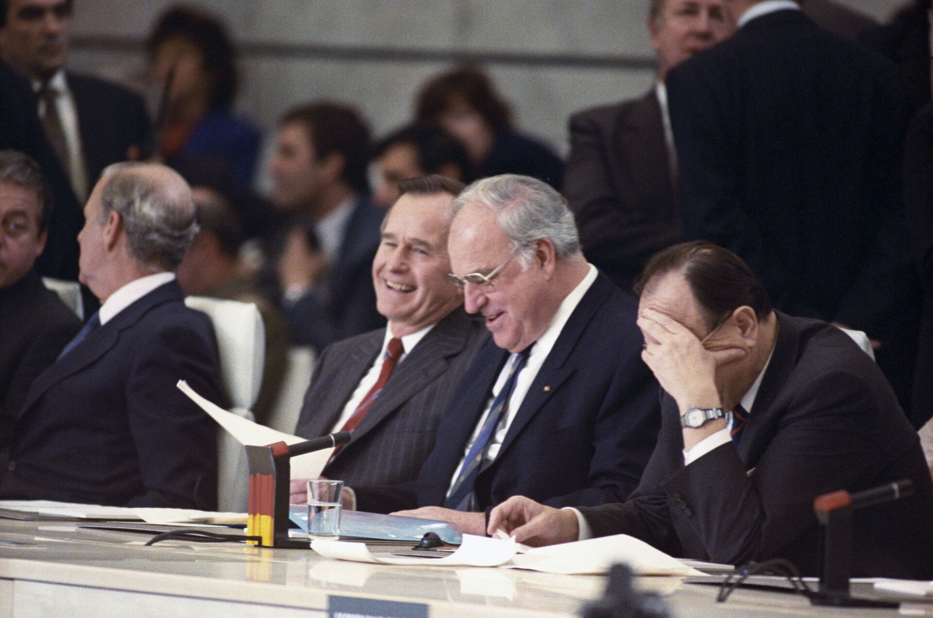 US President George H.W. Bush and German Chancellor Helmut Kohl at a pan-European summit in Paris, February 1990. - Sputnik International, 1920, 30.09.2022