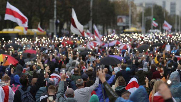 People attend an opposition rally to reject the presidential election results and to protest against the inauguration of Belarusian President Alexander Lukashenko in Minsk, Belarus September 27, 2020. - Sputnik International