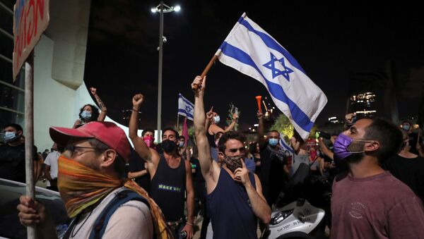 Israelis protest against legislation banning them from holding demonstrations more than 1 km (0.6 miles) from their homes, a measure the government said was aimed at curbing the coronavirus disease (COVID-19) infections, in Tel Aviv, Israel October 3, 2020. - Sputnik International