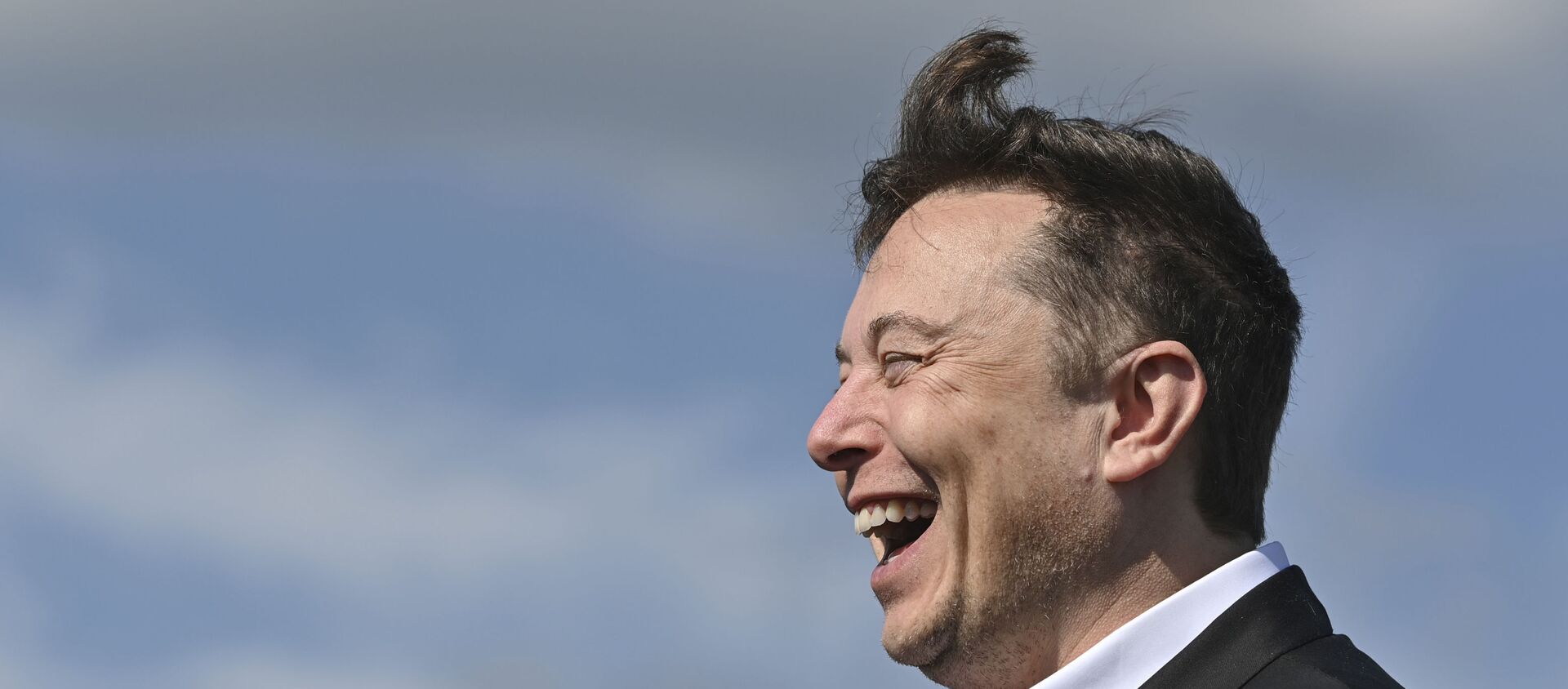 Technology entrepreneur Elon Musk laughs as he visits the Tesla Gigafactory construction site in Gruenheide near Berlin, Germany, 3 September 2020. - Sputnik International, 1920, 14.02.2021