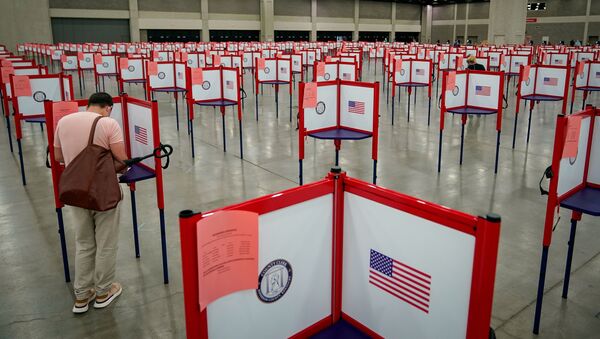 A voter completes his ballot on the day of the primary election in Louisville, Kentucky, U.S. June 23, 2020 - Sputnik International