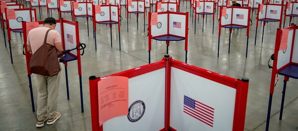 A voter completes his ballot on the day of the primary election in Louisville, Kentucky, U.S. June 23, 2020 - Sputnik International