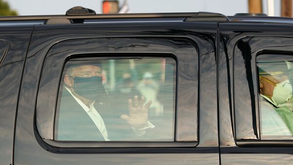 A car with US President Trump drives past supporters in a motorcade outside of Walter Reed Medical Center in Bethesda, Maryland on October 4, 2020. - Sputnik International
