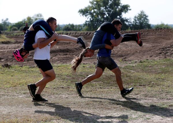 'Old Ball & Chain': Wife-Carrying Competition in Hungary - Sputnik International