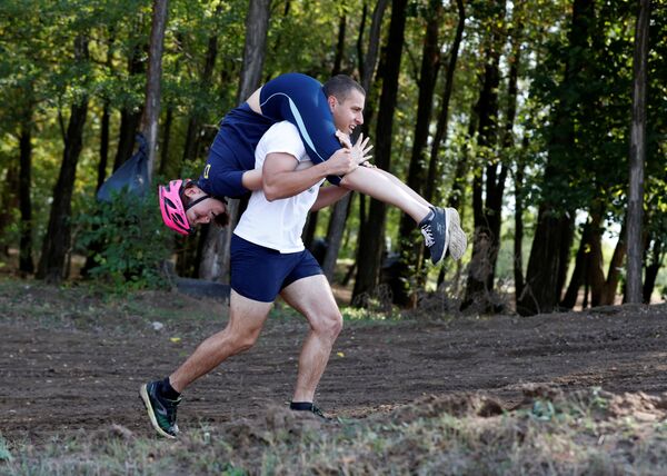 'Old Ball & Chain': Wife-Carrying Competition in Hungary - Sputnik International