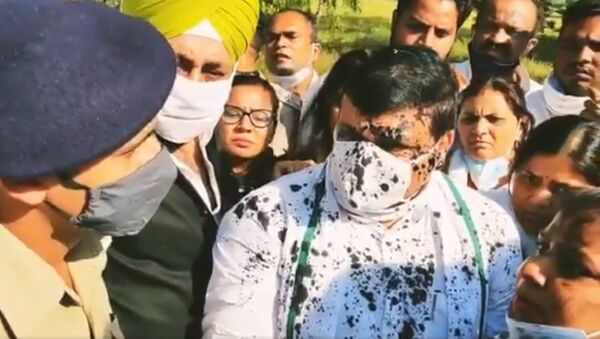  Ink Thrown at Delhi Parliamentarian Visiting Hathras Gang Rape Victim's Family  - Sputnik International