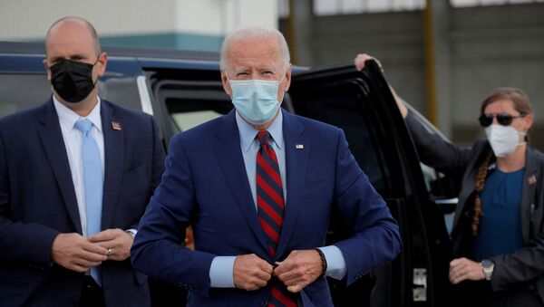US Democratic presidential candidate Joe Biden boards his campaign plane for travel to Miami at New Castle Airport in New Castle, Delaware, US, October 5, 2020 - Sputnik International
