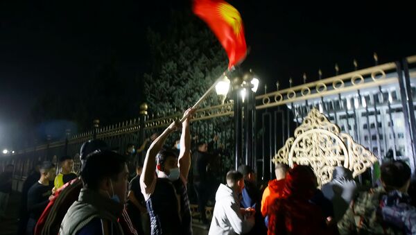Protesters try to break into the government headquarters during a rally against the result of a parliamentary election in Bishkek, Kyrgyzstan, October 5, 2020 - Sputnik International