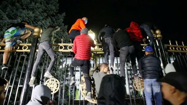Protesters try to break into the government headquarters during a rally against the result of a parliamentary election in Bishkek, Kyrgyzstan, October 5, 2020.  - Sputnik International