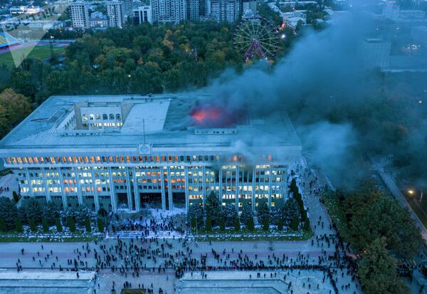 Bishkek's White House on fire Bishkek's White House on fire - Sputnik International